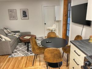 a living room with a table and chairs and a couch at La Pergola-4 in Quebec City
