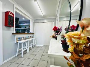 a salon with flowers and a red phone booth at Aussie Rest Motel in Cessnock