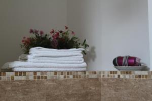 マルティナ・フランカにあるB&B Huitのバスルームのカウンターにタオルを積み上げます。