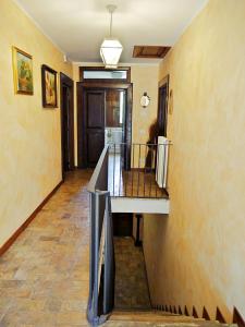 un couloir avec un escalier menant à une chambre dans l'établissement Chalet Colle Lo Zoppo, à Arpino