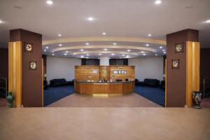 a large courtroom with a large courtroomasteryasteryasteryasteryasteryasteryasteryasteryastery at Hotel Expo in Yunusobod