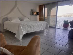 a bedroom with a bed and a view of the ocean at Hotel Marina Palace Tequesquitengo in Tequesquitengo