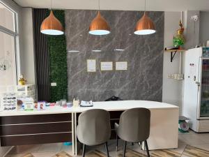 eine Küche mit einem Tisch und zwei Stühlen in der Unterkunft Ler Hostel 65 in Chaweng
