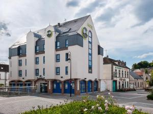 ドルーにあるB&B HOTEL Dreux Centreの黒屋根の白い大きな建物