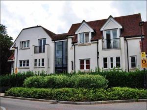 ein großes weißes Haus mit vielen Fenstern in der Unterkunft Beech Lodge Apartments, 2 Bed Apts close to Headington Hospitals in Oxford