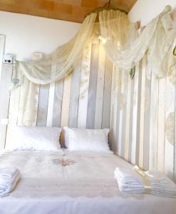 ein Schlafzimmer mit einem Bett mit gestreifter Wand in der Unterkunft Spello House Dormio in Spello