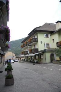 a street in a town with a building at Hotel Gasthof Zur Linde in Mühlbach
