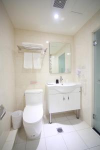 Koupelna v ubytování E-House Xining Branch + 37 fotografií