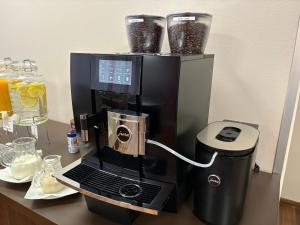 Eine Kaffeemaschine steht auf einem Tisch. in der Unterkunft Hotel Pankow in Berlin