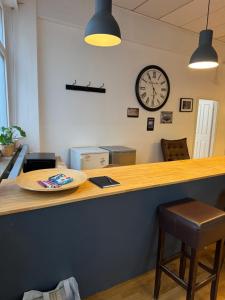 an office with a counter and a clock on the wall at City Room 2 Stuttgart-Mitte in Stuttgart +6 photos