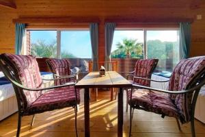 a room with a table and chairs and a window at プールサイドヴィラ館山 in Tateyama