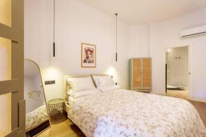 a bedroom with a large bed and a mirror at Mestalla flats & Rut in Valencia
