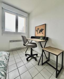 a room with a desk and a chair and a bed at Studio Cosy proche CHU in Amiens