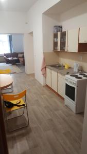 Kuchyňa alebo kuchynka v ubytovaní Apartmán u červeného kostela