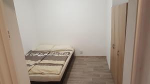 Posteľ alebo postele v izbe v ubytovaní Apartmán u červeného kostela
