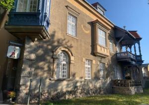 an old brick building with windows and a balcony at Villa Pazelt Top1 in Bad Vöslau