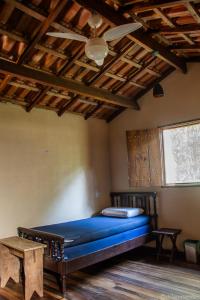 a bedroom with a bed and a ceiling fan at Casa Petar Betari in Iporanga