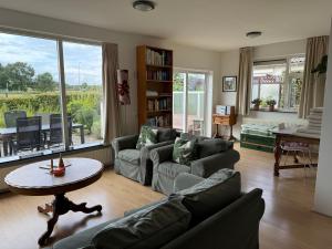 a living room with a couch and a table at huize Louwra in Egmond-Binnen