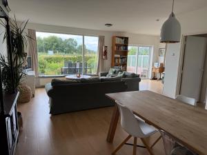 a living room with a couch and a table at huize Louwra in Egmond-Binnen