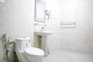 un bagno bianco con WC e lavandino di Hotel Opera a Rouiba