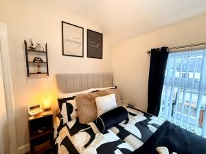 a bedroom with a bed and a window at 2 Bedroom House By Travel Lets Holiday Homes Derry With Garden in Derry Londonderry