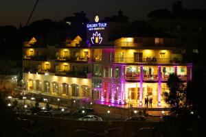 een verlicht gebouw met een bord erop bij Golden Lili Resort & Spa in Aley