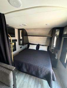 a bed in the back of an rv at Glamping in Pueblo Magico Alamos Sonora in Álamos +25 photos