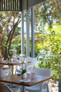 Un jardín fuera de Heart Hotel and Gallery Whitsundays