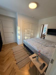 a bedroom with a bed and a wooden table at Ny & hyggelig moderne suite in Hvidovre