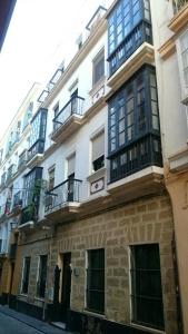 カディスにあるApartamento Solano Cádizの通りに面した白い大きな建物