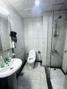a bathroom with a shower and a toilet and a sink at فندق أوفوك كيندا - ofok kenda hotel in Az Zahrāʼ