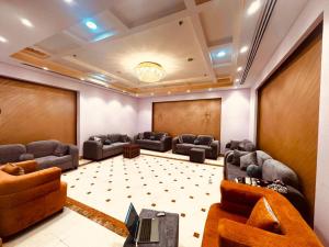 a large waiting room with couches and a table at فندق أوفوك كيندا - ofok kenda hotel in Az Zahrāʼ