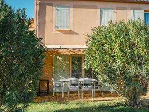 a table and chairs in front of a house at Maison de vacances près du Mont Ventoux in Aubignan