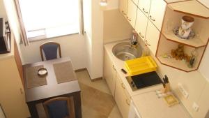 una piccola cucina con lavandino e lavatrice di Studio Villa Mir a Opatija