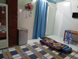 a room with a bed on the floor and a window at Hai Anh Guesthouse in Phú Quốc