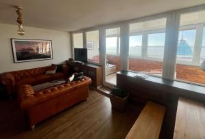 a living room with a couch and a television at COAST HOUSE Havenquartier in Bremerhaven