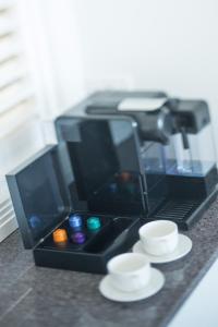 Tetera y cafetera en Heart Hotel and Gallery Whitsundays