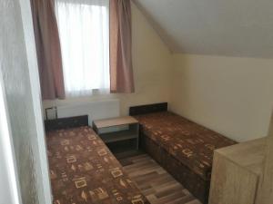 a small room with a bed and a window at Vadrózsa Nyaraló in Balatongyörök