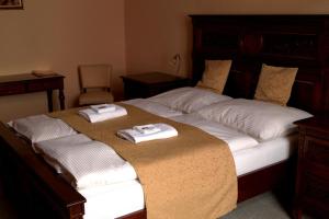 Ένα ή περισσότερα κρεβάτια σε δωμάτιο στο Hotel na Kafkové +26 φωτογραφίες