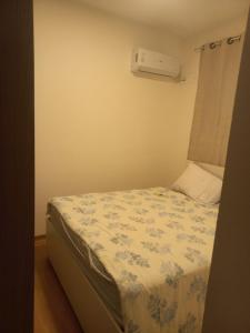 a small bedroom with a bed in a room at Paraiso Ponta de Campina in Cabedelo