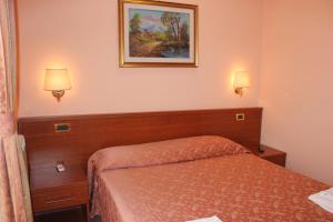 Postel nebo postele na pokoji v ubytování Hotel Aristotele