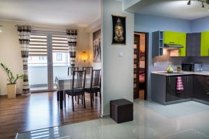 a kitchen and living room with a table and chairs at Apartament Studio 1c in Władysławowo