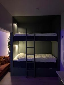a room with two bunk beds in a room at Askvik Marina Lägenhet i småbåtshamn med havsutsikt in Askvik