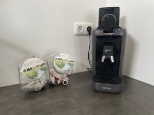 a black blender and two glass bowls on a counter at Gastenverblijf Buitenplaats Wergea contactloos inchecken in Naarderburen +45 photos
