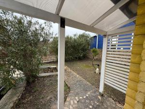 a white pergola on the side of a house at La Belle Saison in Briska Gora