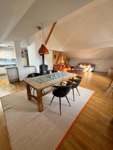 a living room with a wooden table and chairs at Premium Apartment - großzügig & zentral wohnen in Schwarzenberg