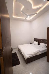 a bedroom with a bed with a ceiling fan at Vrindavaneshwari Residence in Vrindāvan