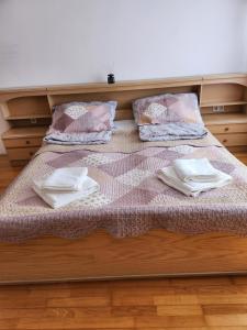 a bed with two towels and pillows on it at Casa Mea Privatzimmer 2 in Klingenbach