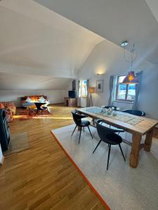 a living room with a table and chairs at Premium Apartment - großzügig & zentral wohnen in Schwarzenberg