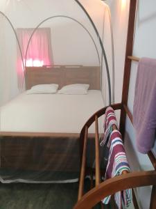 ein Schlafzimmer mit einem Bett mit gewölbtem Rahmen in der Unterkunft Binu Home stay in Dikwella